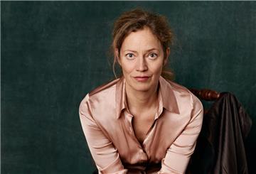 Künstlerin Julia Hansen kommt mit Texten rund um das Genussthema Wein an den Kulturstrand nach Otterndorf.
