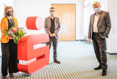 Künstlerin Kira Keune (von links) erhielt den mit 2500 Euro dotierten Förderpreis von Kulturstadtrat Michael Frost und Wespa-Vorstand Peter Klett. 