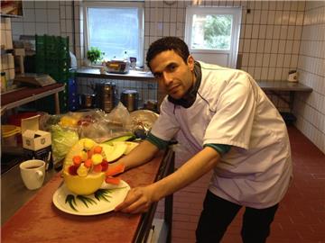Künstlerische Kreation aus einer Honigmelone mit Gemüse: Jamal Saleh aus Syrien übt in der Küche von Klaus Riggers für das „Fest der Kulturen“.