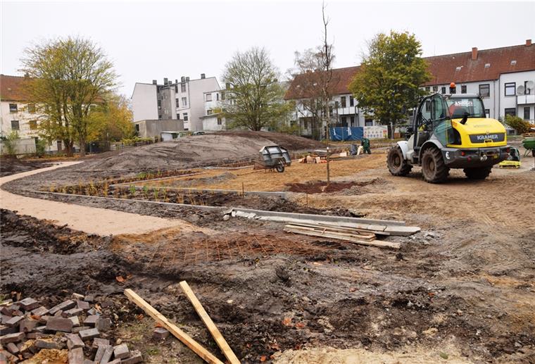 Nordenham: Arbeiten an neuem Park in Einswarden auf der Zielgeraden Künstliche Hügel, ein Rundweg aus feinkörnigem Hansegrand: Der neue Park an der Niedersachsenstraße soll Ende des Monats weitestgehend fertig sein.