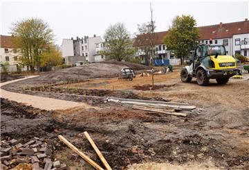 Künstliche Hügel, ein Rundweg aus feinkörnigem Hansegrand: Der neue Park an der Niedersachsenstraße soll Ende des Monats weitestgehend fertig sein.