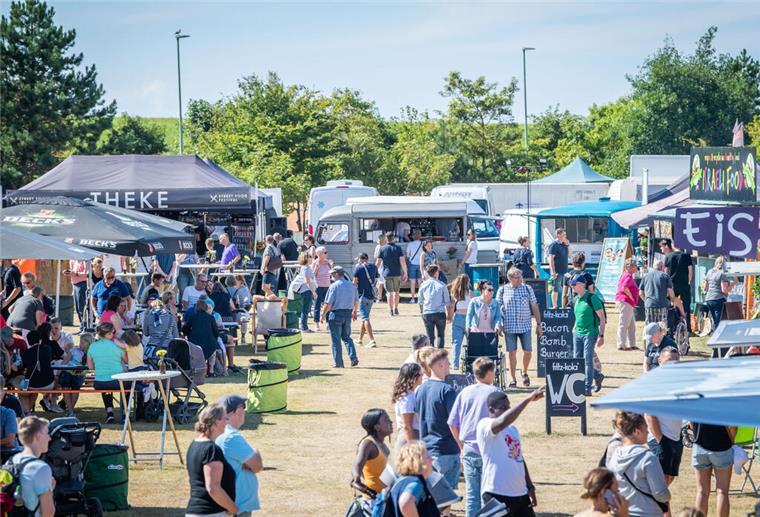 Vegan, gluten- und laktosefrei auf dem Street Food Festival Maritime Tage 2022: Besucher rund um das Festgelände beim Street Food Festival.