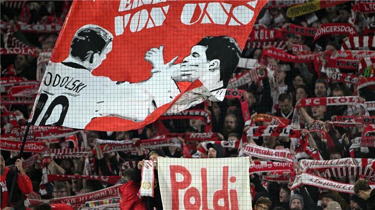 Emotionaler Poldi-Abschied - Löw schwärmt Kultfigur in Köln: Fans würdigen Lukas Podolski.