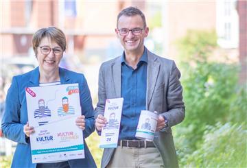 Kulturamtsleiterin Dorothee Starke und Stadtrat Michael Frost prsäentieren den Flyer: Die Lange Nacht der Kultur feiert am 11. Juni 20-jähriges Bestehen.
