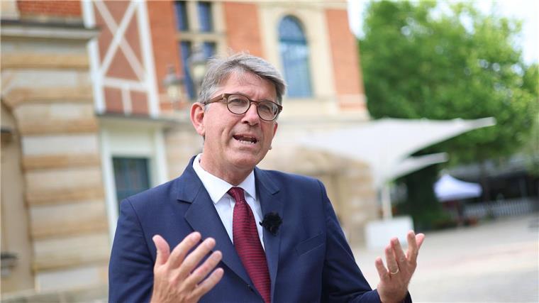 Weimers erste 100 Tage: Viel angestoßen, viel angeeckt Kulturstaatsminister Wolfram Weimer hat vieles angestoßen in den ersten 100 Tagen seiner Amtszeit - mit einigem ist er angeeckt. (Archivbild)