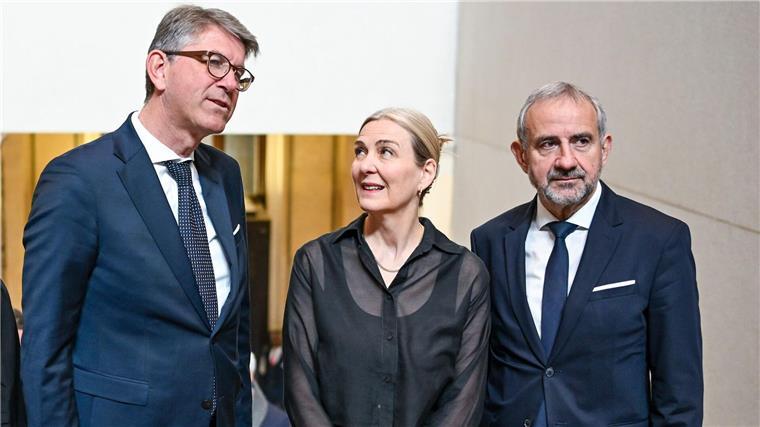 Weimer: Preußenstiftung mit Ackermann noch konkurrenzfähiger Kulturstaatsminister Wolfram Weimer (l-r), Marion Ackermann und Hermann Parzinger kommen zur Verabschiedung von Parzinger als Präsident der Stiftung Preußischer Kulturbesitz und Amtseinführung seiner Nachfolgerin in das Neue Museum.