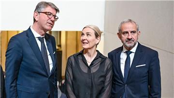 Kulturstaatsminister Wolfram Weimer (l-r), Marion Ackermann und Hermann Parzinger kommen zur Verabschiedung von Parzinger als Präsident der Stiftung Preußischer Kulturbesitz und Amtseinführung seiner Nachfolgerin in das Neue Museum.
