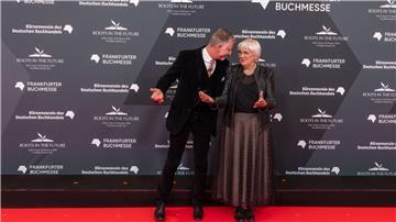 Kulturstaatsministerin Claudia Roth ist mit ihrem italienischen Kollegen zur Buchmesse nach Frankfurt gekommen (Foto aktuell).