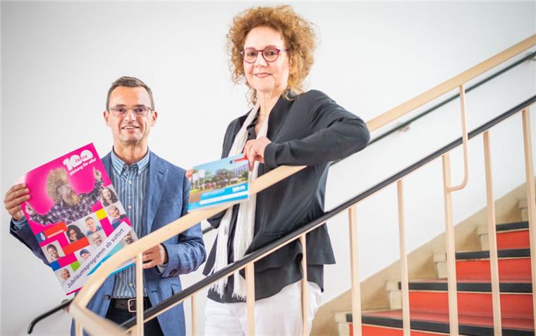 Bremerhaven: Volkshochschule feiert 100-jähriges Bestehen Kulturstadtrat Michael Frost und die Direktorin der Volkshochschule (VHS), Dr. Beate Porombka, präsentieren das neue Herbstprogramm der VHS.