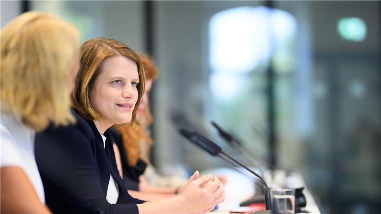 Kultusministerin Hamburg wirbt zum Schulstart für Geduld und verspricht, weiter um jede Lehrkraft zu kämpfen.