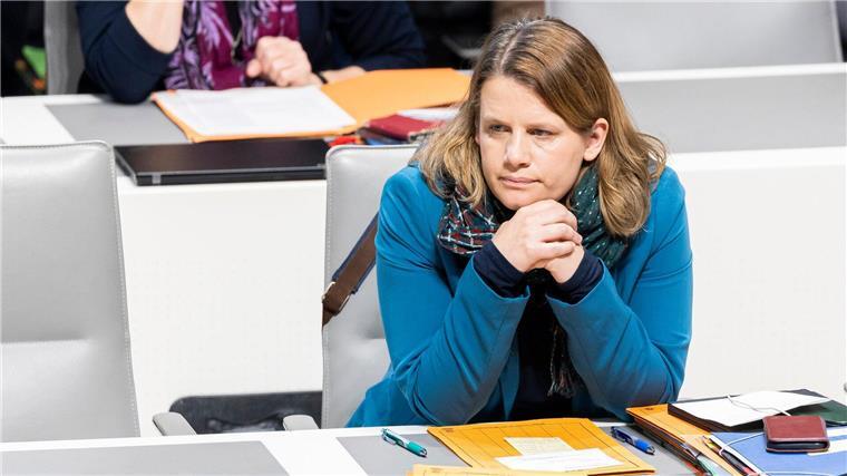 Ministerin bejaht bundesweite Regeln für Handys in Schulen Kultusministerin Julia Willie Hamburg (Grüne) zeigt sich offen für bundesweite Regeln zur Handynutzung in Schulen. (Archivfoto)