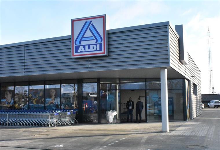 Das Logo von Aldi-Süd ist an der Fassade des Discounters angebracht.