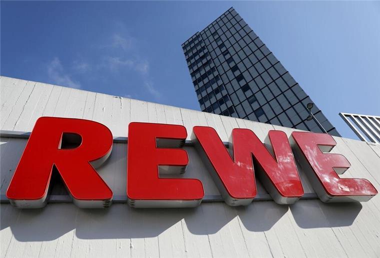 Rewe bricht mit beliebter Tradition! Millionen Kunden müssen sich umstellen An einem Gebäude prankt das Logo der Supermarkt-Kette Rewe. Kunden bei Rewe müssen sich seit dem 14. Juli umstellen. Die Lebensmittelkette hat sich von ihren Sammelheften für Treuepunkte verabschiedet.