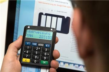 Kunden beim Online-Banking müssen nicht mehr nur eine TAN beispielsweise für eine Überweisung erstellen, sondern auch beim Einloggen. 