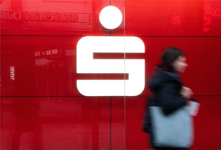 Millionen Kunden betroffen! Sparkasse warnt vor gefährlichem Cyber-Angriff Ein Passantin läuft an einer Sparkasse vorbei. Kunden der Sparkasse müssen vorsichtig sein. Betrüger haben es auf Online-Überweisungen abgesehen. Sie sollten sich sofort schützen.