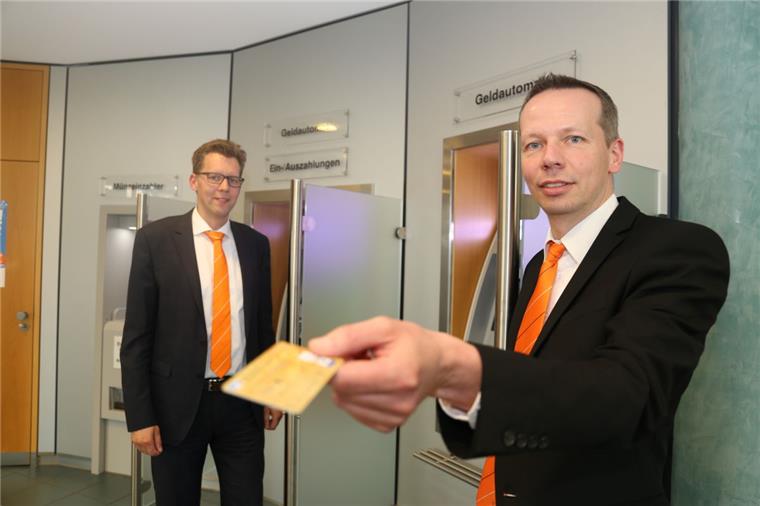 Volksbank rät Kunden in Bremerhaven und im Cuxland: Rechtzeitig Bargeld holen Kunden der Volksbank müssen sich am Wochenende auf Einschränkungen beim Geldabheben und Zahlen mit der VR-Bankcard (EC-Karte) einstellen. Grund ist eine Software-Umstellung, wie Holger Mangels (links) und Ulf Markowski von der Volksbank erklären.