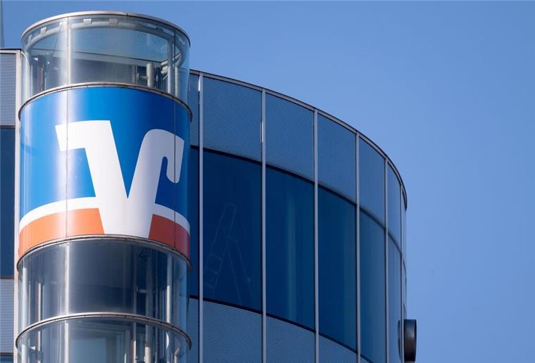 Das Logo der Volksbank ist an einem Gebäude der Volksbank zu sehen. Kunden der Volksbank werden immer wieder Ziel von Online-Betrügern. Aktuell ist eine gefährliche Phishing-E-Mail im Umlauf. Es droht Geldverlust.