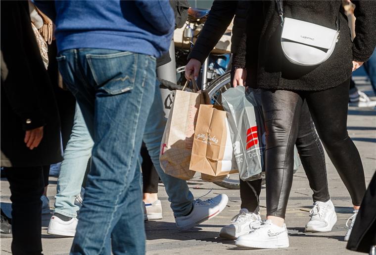 Verkaufsoffene Sonntage: Einzelhandel will Corona-Minus und Lieferengpässe abfedern Kunden mit Einkaufstüten gehen am verkaufsoffenen Sonntag durch die Innenstadt.