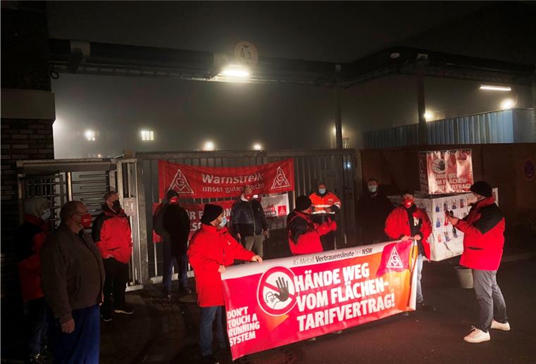 Warnstreik bei den Norddeutschen Seekabelwerken Kundgebung mit Corona-Masken in der Nacht zu Dienstag vor dem Tor der Norddeutschen Seekabelwerke.