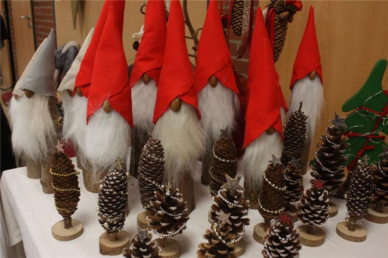 Weihnachtsmarkt in Beverstedt darf 2020 wieder an der Kirche stattfinden Kunsthandwerk und weihnachtliche Deko gehören fest zum Beverstedter Weihnachtsmarkt. Der soll an der Kirche schöner sein als an der Feldhofhalle.