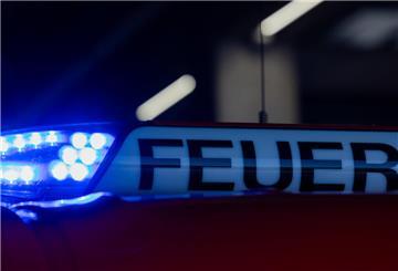 Kunststoffgegenstände haben in der Küche Feuer gefangen. 