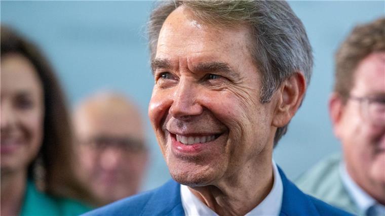 Jeff Koons schickt Kunst zum Mond Kunstwerke von Jeff Koons gibt es jetzt auch auf dem Mond.