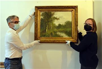 Kurator Dr. Frank Meissner und Sittensens Museumsleiterin Kerstin Thölke hängen die Exponate für die Ausstellung in Sittensen auf. 