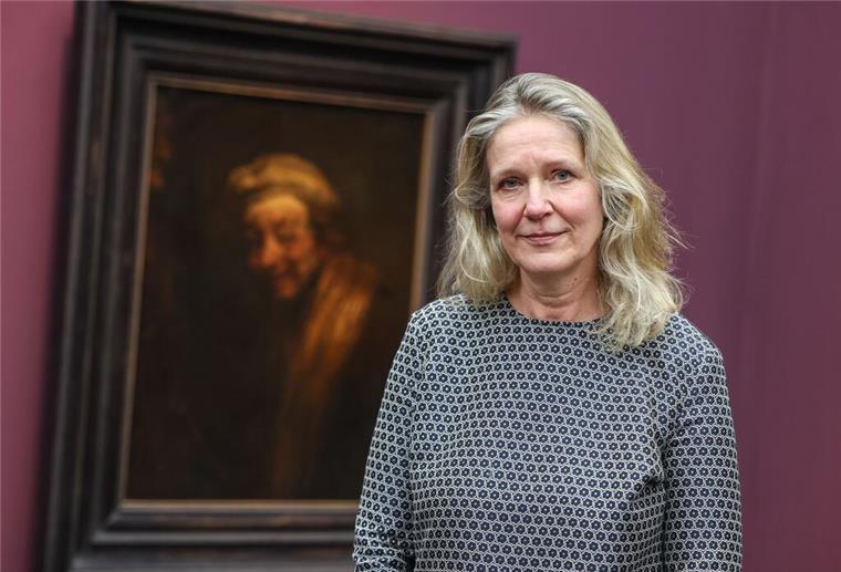 Rembrandts Comedy-Seite Kuratorin Anja Sevcik vor einem ihrer Lieblingsbilder: Der „Lachende Rembrandt“.