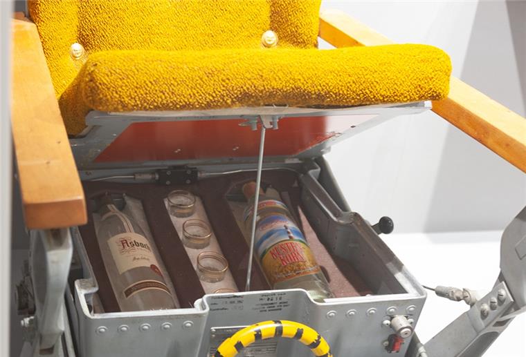 Neue Marinefliegerausstellung im Aeronauticum Kurios: Ein ehemaliger Marineflieger stellte dem Aeronauticum dieses Geschenk zur Verfügung - eine „Pilotensitz-Bar“ samt hochprozentigen Inhalts.