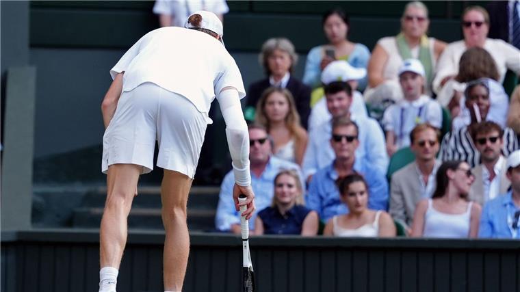 Sinner triumphiert in Wimbledon und entthront Alcaraz Kuriose Szene: Jannik Sinner fischt einen Champagnerkorken vom Rasen.
