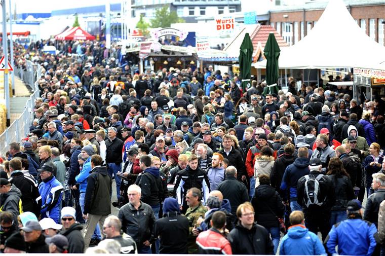 Fischereihafenrennen: Betrunkener Neuseeländer kurvt mit Fahrrad durchs Festzelt Kurioser Unfall beim Fischereihafenrennen.