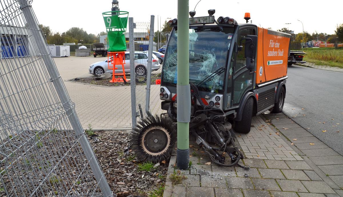 Und dann kracht's in Lehe: Kehrmaschine fährt von allein gegen Lichtmast Kurioser Unfall: Eine Kehrmaschine macht sich selbstständig und landet an einem Lichtmast.