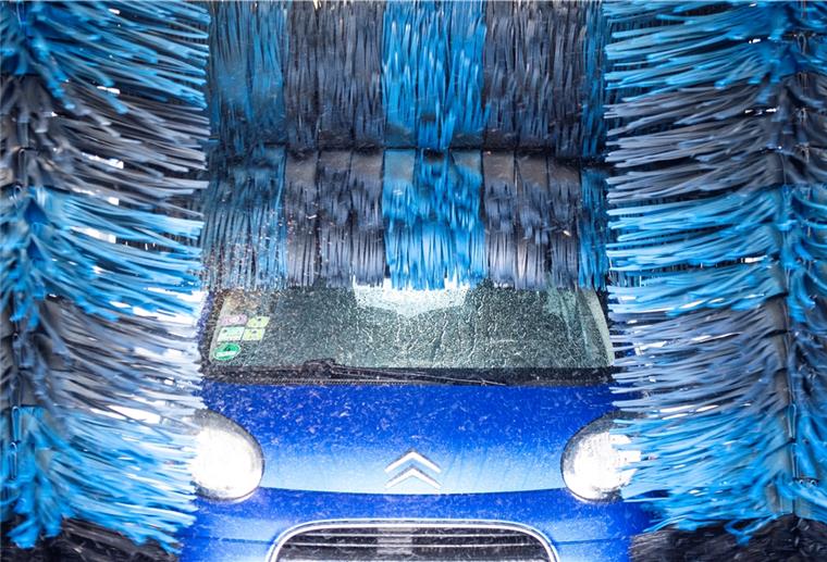 Ein Auto steht in einer Autowaschanlage.