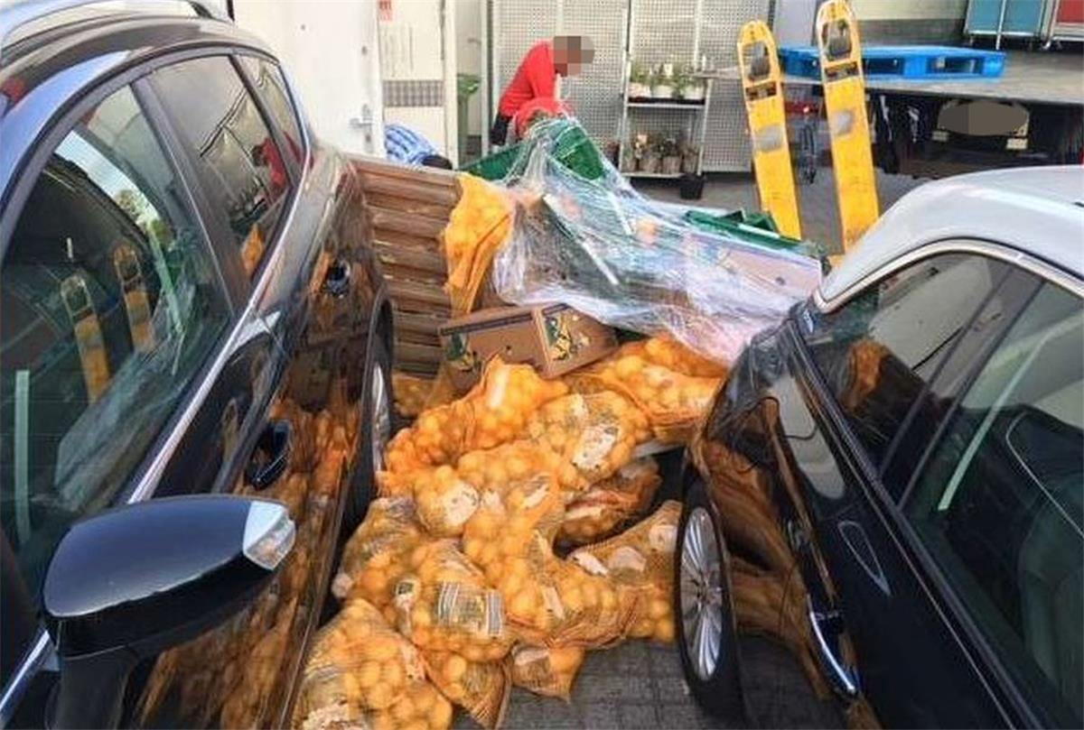 Oldenburg: Schwerer Gabelstapler fällt von Laderampe Kurioser Unfall mit Gabelstapler und Kartoffeln in Oldenburg.