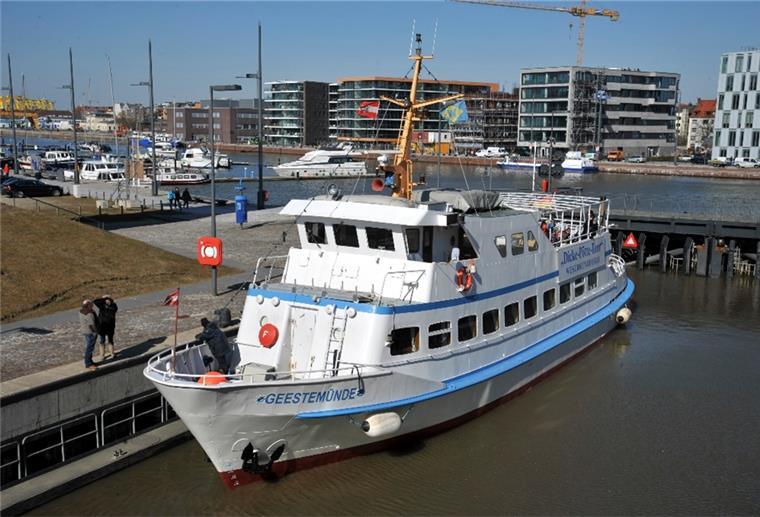 Kurs Weser: Das Fahrgastschiff „Geestemünde“ passiert die Sportbootschleuse am Neuen Hafen. 