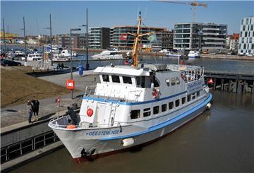 Kurs Weser: Das Fahrgastschiff „Geestemünde“ passiert die Sportbootschleuse am Neuen Hafen. 