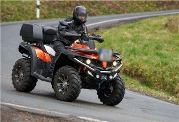 Kurvenfahrten mit dem Quad brauchen viel Übung, um sie sicher meistern zu können.