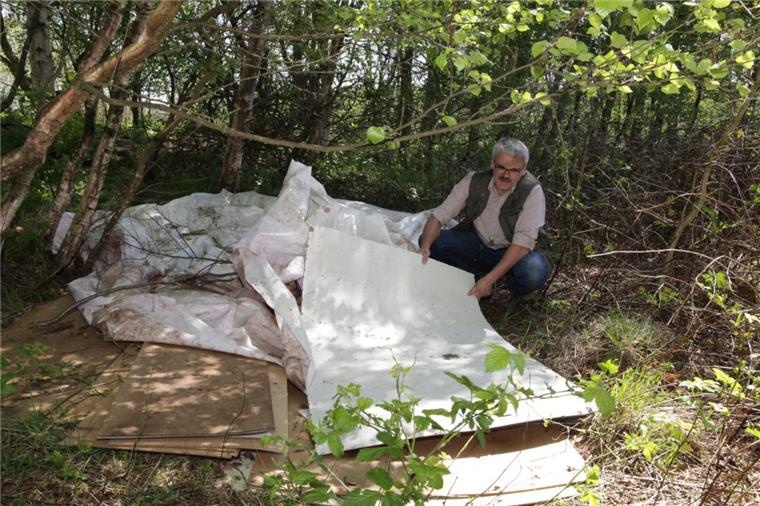 Ist das Kunst oder kann das weg? Wilde Müllkippe in Wollingst gibt Rätsel auf Kurz hatte Ortsvorsteher Bernd Beckmann auf ein neues Werk des wilden Künstlers gehofft. Dann die Ernüchterung: Unbekannte haben Sperrmüll im Gebüsch abgeladen.