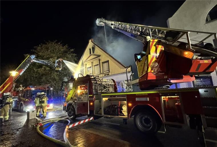 Nach Dachstuhlbrand: Löscharbeiten dauern bis in die Abendstunden Kurz nach 3 Uhr in der Nacht zu Sonntag ging der Notruf bei der Feuerwehr ein.