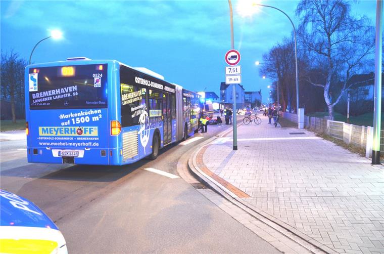 Lehe: Radfahrerin wird vom Bus erfasst und schwer verletzt Kurz nach dem Kreisverkehr in der Rickmersstraße ist am Montagabend eine junge Radfahrerin von einem Linienbus erfasst worden.