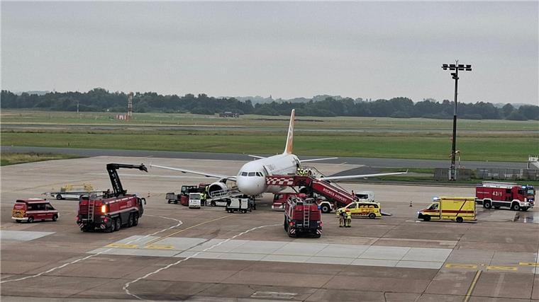 Crew bemerkt Dampf - Flugzeug kehrt nach Bremen zurück Kurz nach dem Start musste ein Flugzeug an den Flughafen Bremen zurückkehren. (Archivbild)