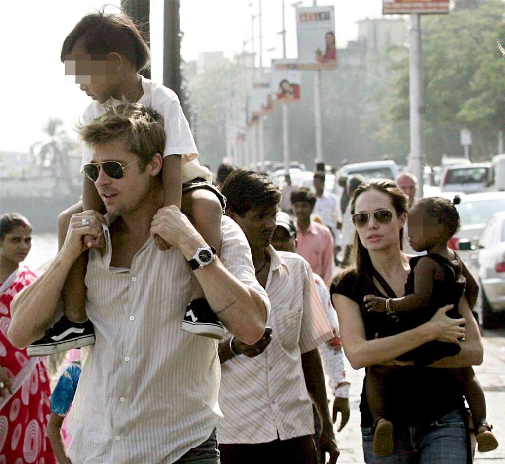 Insgesamt haben Angelina und Brad sechs gemeinsame Kinder. Drei sind adoptiert, drei sind leiblich.