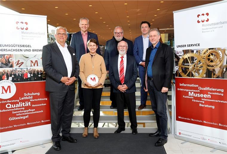 Aeronauticum bekommt das Gütesiegel für besondere Museumsarbeit Kurz nach der Gütesiegelverleihung durch Minister Björn Thümler (zweite Reihe, links) in Hannover: Museumsleiterin Dr. Anja Dörfer und Bernhard Jährling, Vorsitzender des Aeronauticum-Fördervereins (vorne, Zweiter von rechts), sind stolz auf die besondere Auszeichnung.