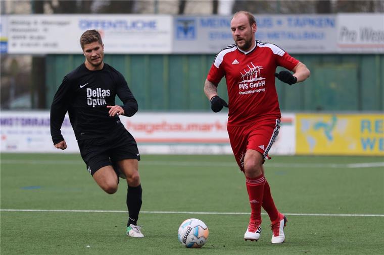 Die Braker Fußballer machen es den Bayern nach Kurz nachdem der SV Brake das 1:1 kassiert hatte, brachte Arkadius Wojcik (rechts) den souveränen Tabellenführer der Bezirksliga wieder in Führung. Am Ende gewann er mit 4:1 beim SV Tur Abdin Delmenhorst.