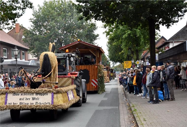 Kurz nachdem die Geschäfte ihre Türen geöffnet hatten, rollte ein kleiner Tross an Ernte-Schmuckwagen durch den Ort.
