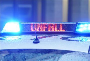Der Schriftzug "Unfall" ist neben dem Blaulicht auf dem Dach eines Polizeiautos zu lesen.