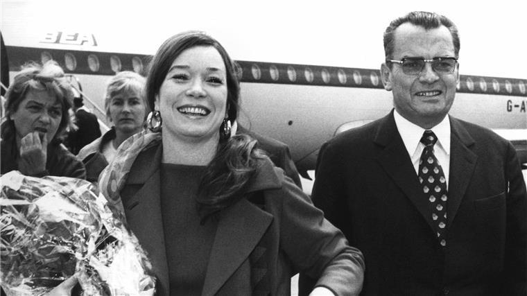 Was auf der Berlinale einen Skandal auslöste Kurz vor Beginn der Berlinale 2020 werden NS-Vorwürfe gegen den ehemaligen Festivalleiter Alfred Bauer, hier neben Shirley MacLaine, bekannt. (Archivbild)