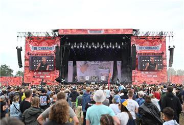 Die Band "Rogers" spielt auf der Bühne "FireTage"