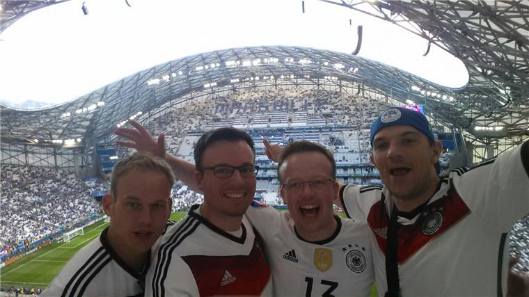 So erleben Cuxländer das EM-Halbfinale in Frankreich Kurz vor dem Anpfiff in Marseille: Dennis Harms (von links), Andreas Möller, Andre Fricke und Philip Bähr.