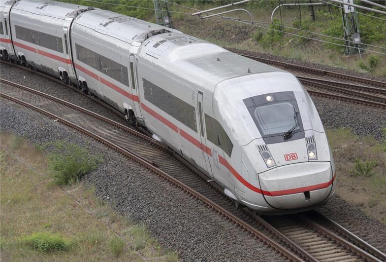 Heiße Stunden im ICE: Defekt sorgt für Zugausfall bei Lauenbrück Kurz vor dem Bahnhof in Lauenbrück ist der ICE stehen geblieben. Bei den sommerlichen Temperaturen wurde es im Zug ganz schön heiß.